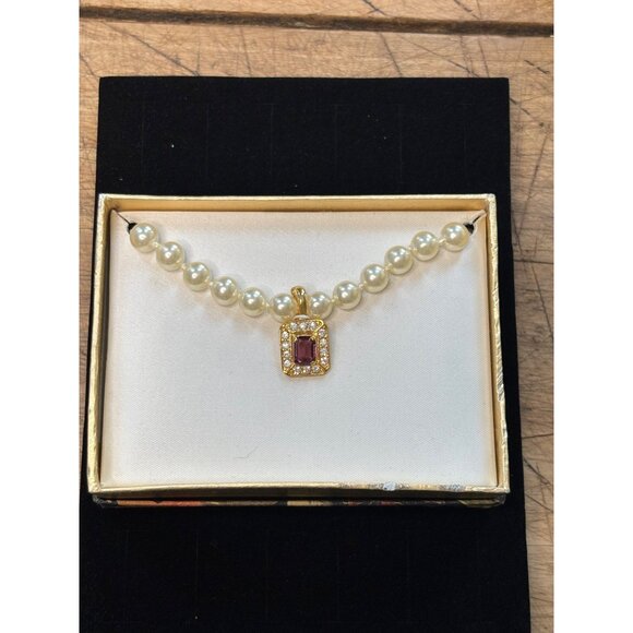 Elegant Pearl Necklace With Gold-Plated violet Pendant & Rhinestones - Picture 5 of 6